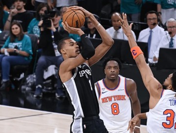 九游-攻防发力！马刺开局7-14落后，随后轰出20-5反超尼克斯8分